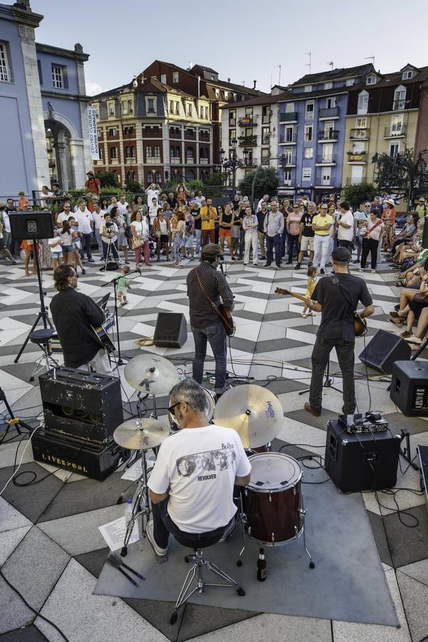 El centro cultural Doctor Madrazo acoge hasta el 7 de agosto la exposición 'Beatlemanía', una muestra formada por discos y objetos relacionados con los Beatles y enmarcada en las actividades organizadas por el Beatles Soul Club para conmemorar el 50 aniversario de la publicación del tema 'Yellow submarine'.