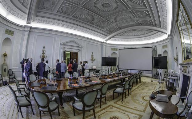 Antes de la visita, todos los asistentes se reunieron en la sala del Consejo