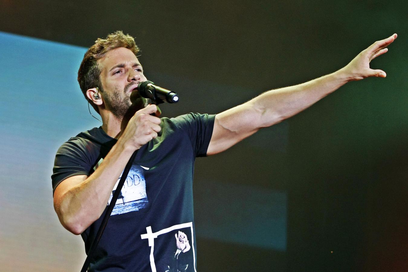 La esperada gira de regreso de Pablo Alborán, el tour 'Prometo', que ha supuesto el reencuentro con el público del artista malagueño, fue el lunes la principal atracción de la segunda jornada del festival Música en Grande 2018, en una noche en la que los miles de asistentes que se dieron cita en los Campos de El Malecón de Torrelavega disfrutaron también de la actuación de la joven Marta Soto.