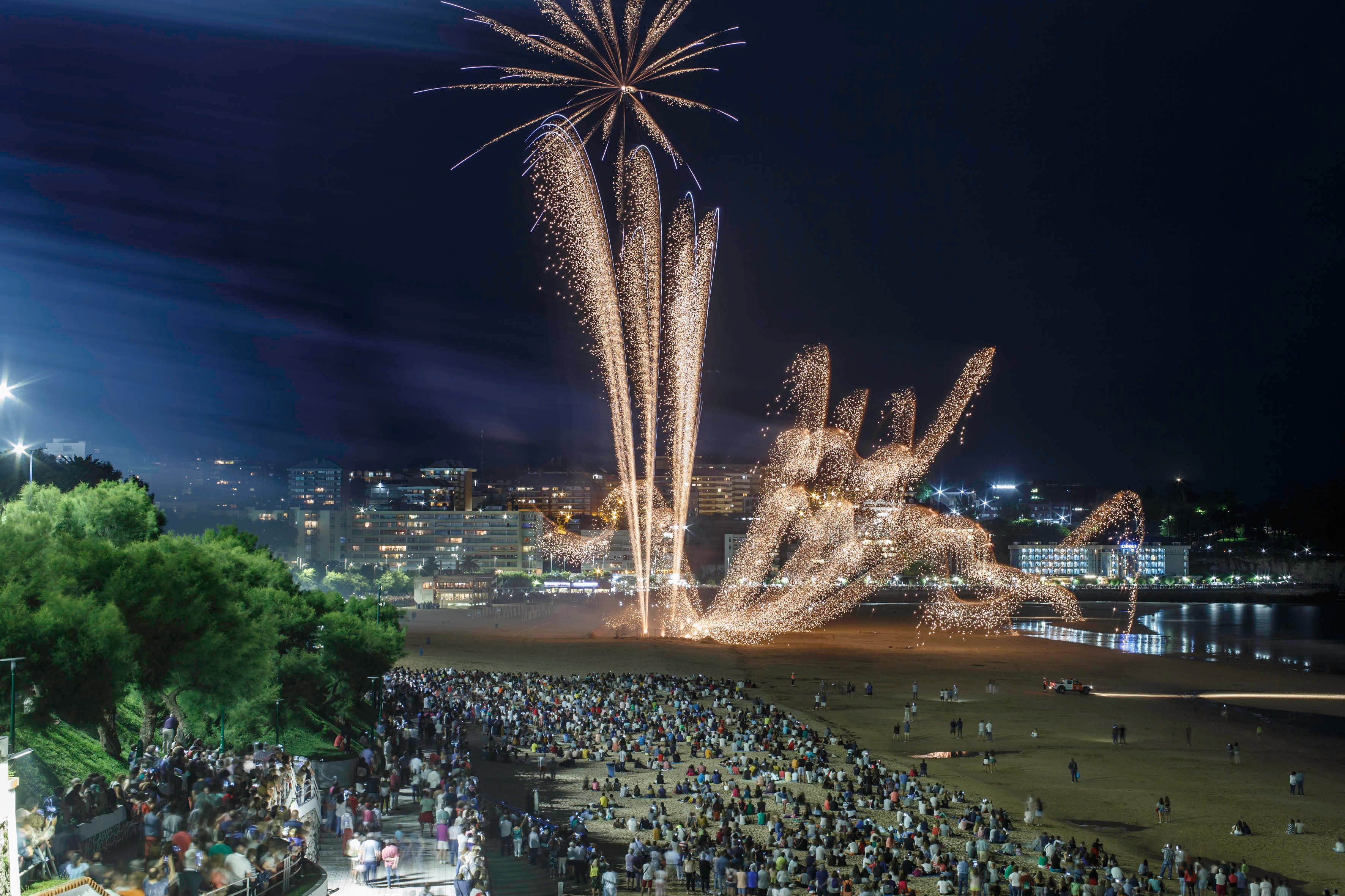 Fotos: El Sardinero se ilumina con los fuegos artificiales