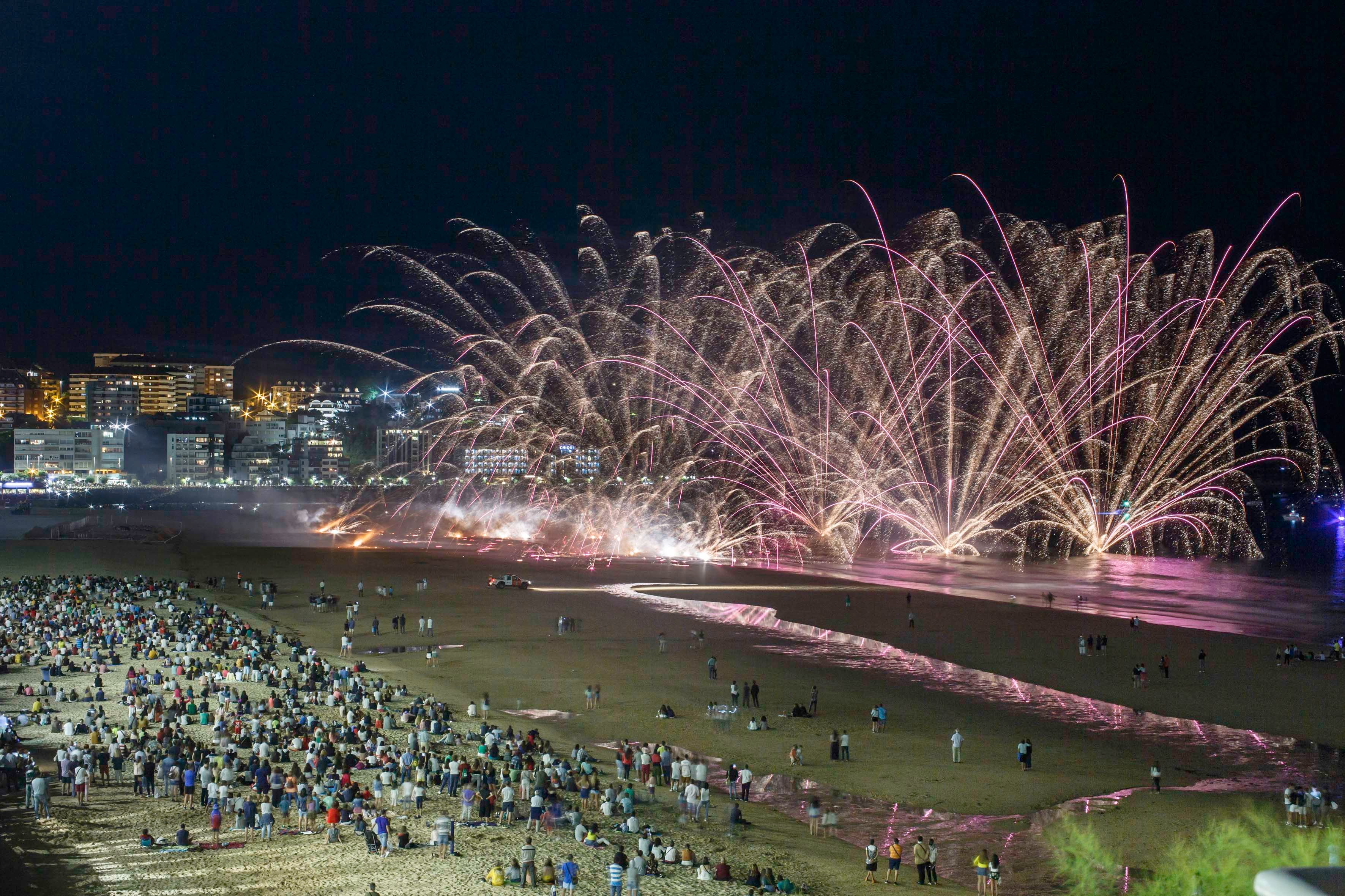 Fotos: El Sardinero se ilumina con los fuegos artificiales