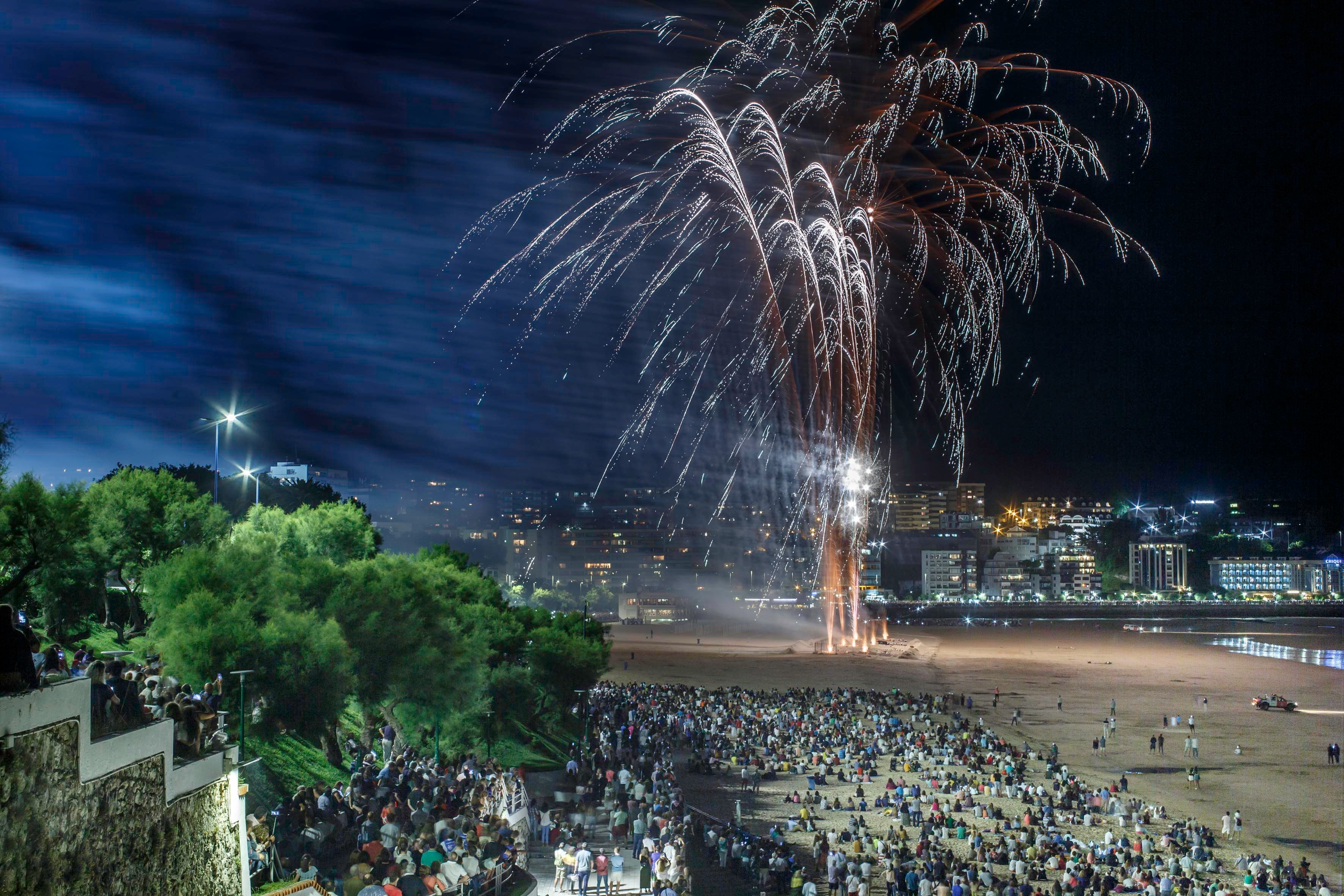Fotos: El Sardinero se ilumina con los fuegos artificiales