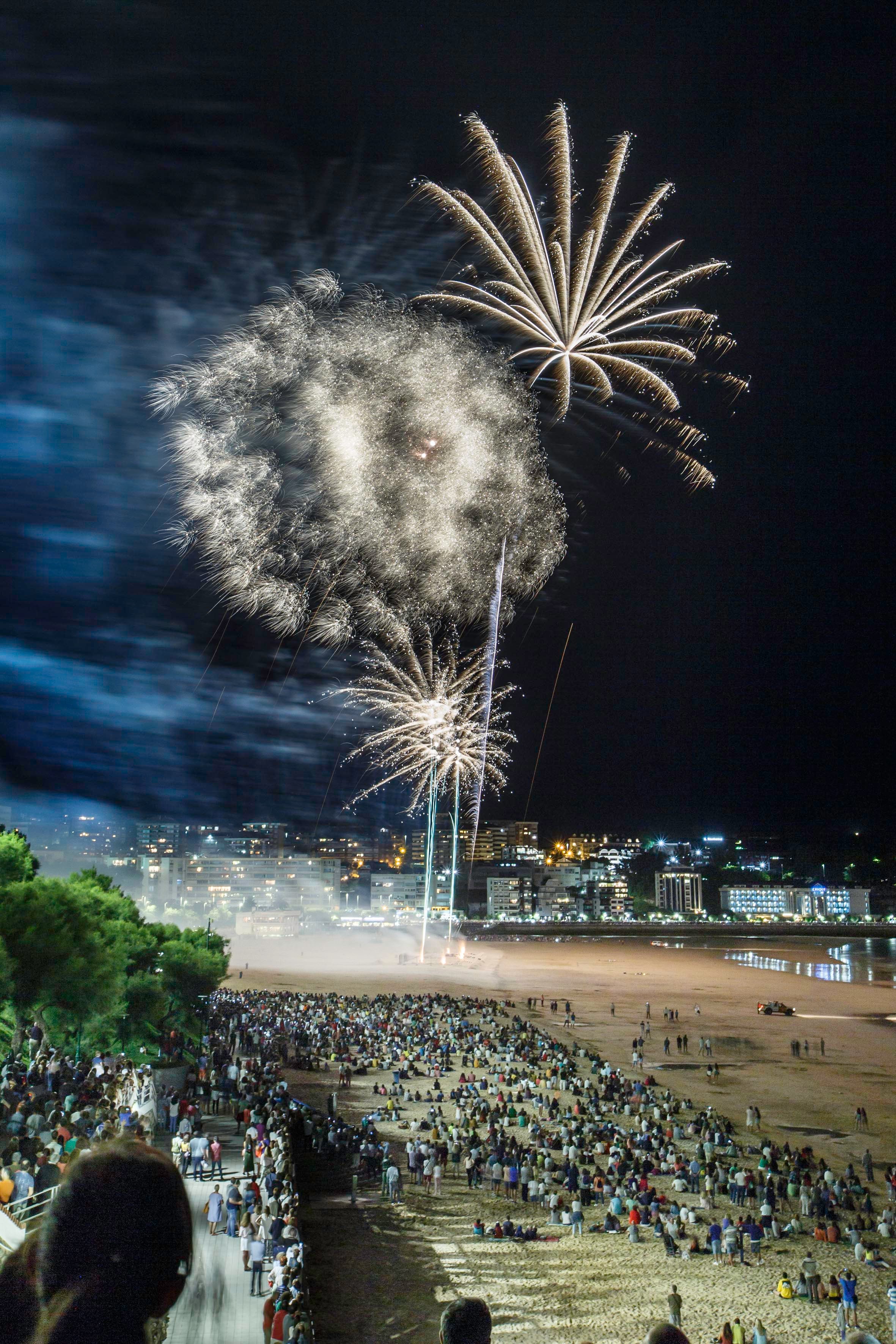 Fotos: El Sardinero se ilumina con los fuegos artificiales