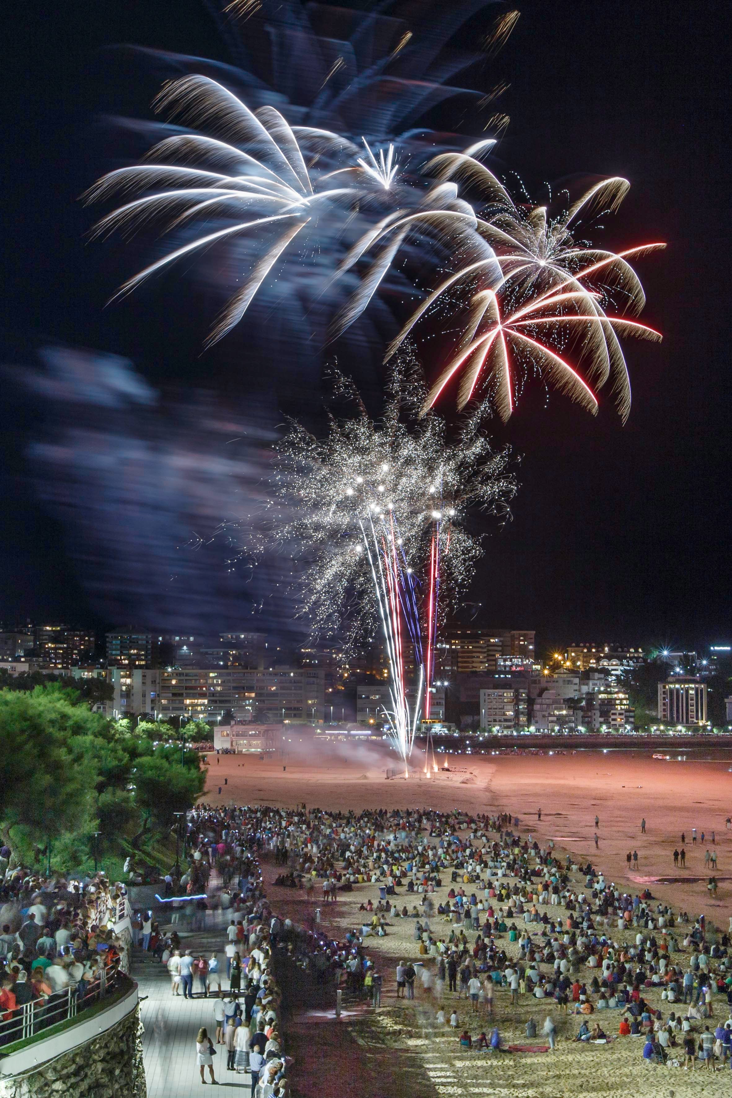 Fotos: El Sardinero se ilumina con los fuegos artificiales
