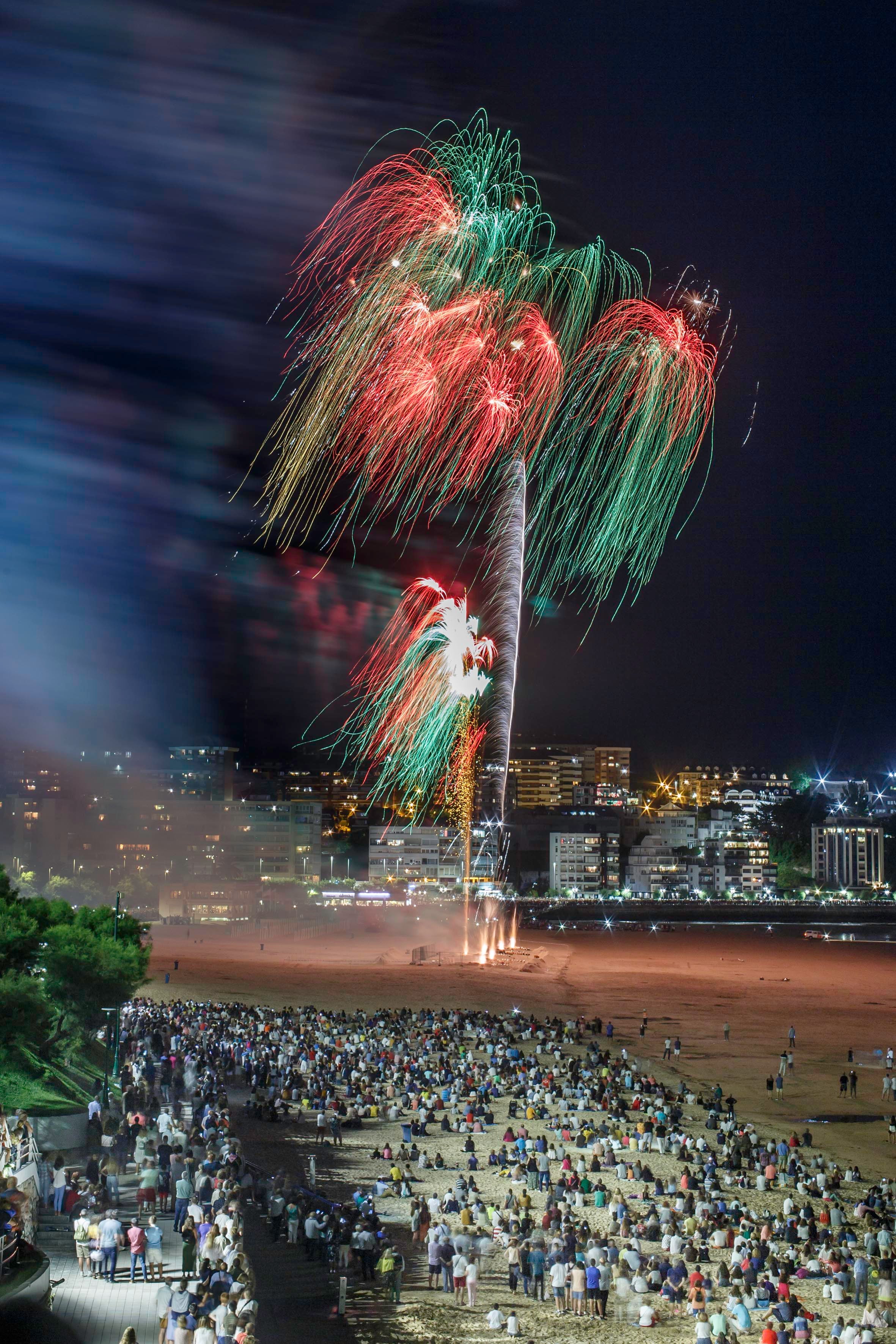 Fotos: El Sardinero se ilumina con los fuegos artificiales