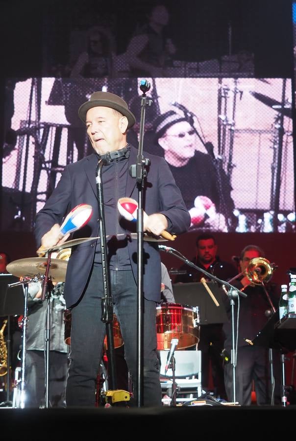Rubén Blades y Kiko Veneno protagonizaron ayer en Los Conciertos de La Campa una «comunión potente», una cita en lo que se recaude irá a parar al Proyecto de Amara, la Asociación de Niños con Cáncer de Cantabria.