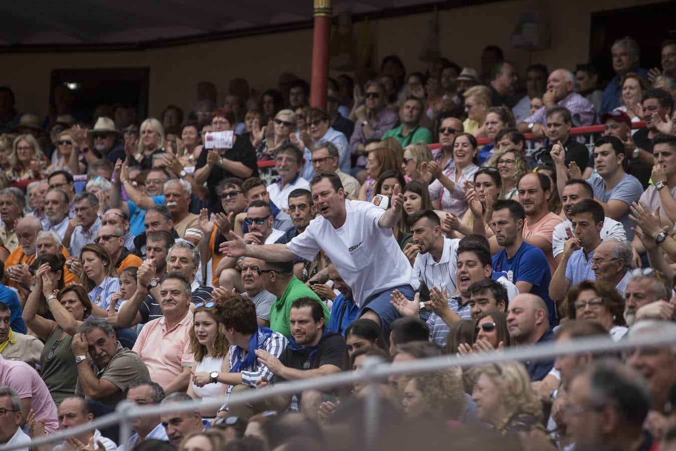 Fotos: Perera sale por la puerta grande en la segunda corrida de toros de la Feria de Santiago