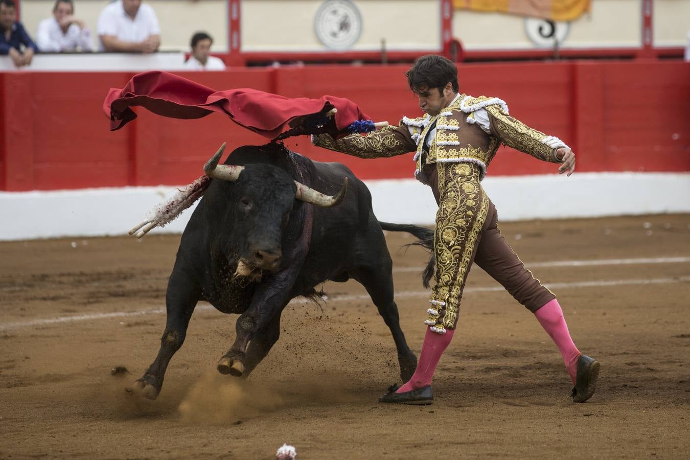 Fotos: Perera sale por la puerta grande en la segunda corrida de toros de la Feria de Santiago