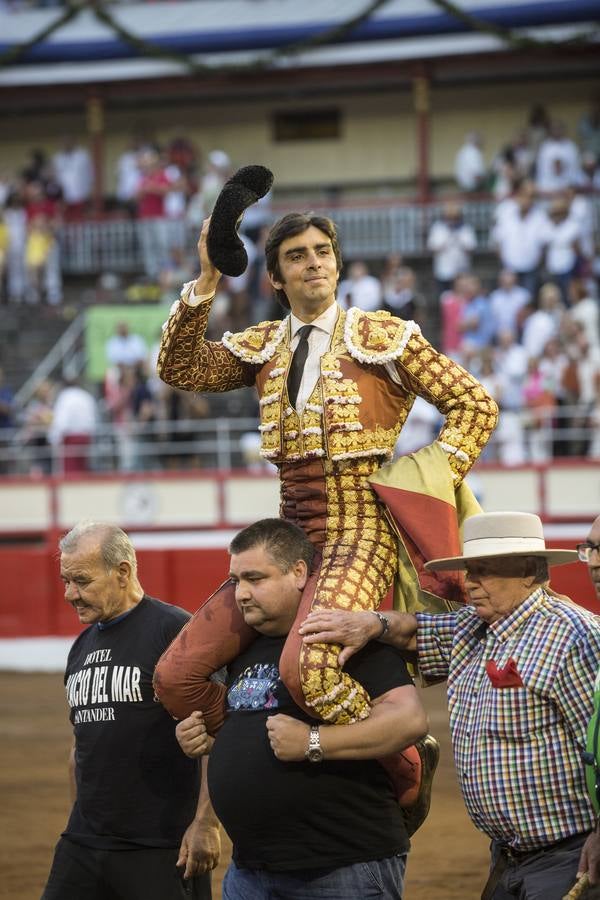 Fotos: Perera sale por la puerta grande en la segunda corrida de toros de la Feria de Santiago