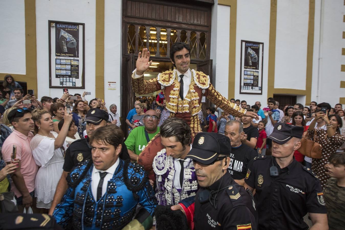 Fotos: Perera sale por la puerta grande en la segunda corrida de toros de la Feria de Santiago