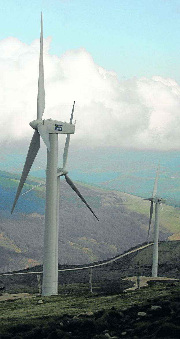 Imagen de unos aerogeneradores en Campoo de Enmedio. :: dm