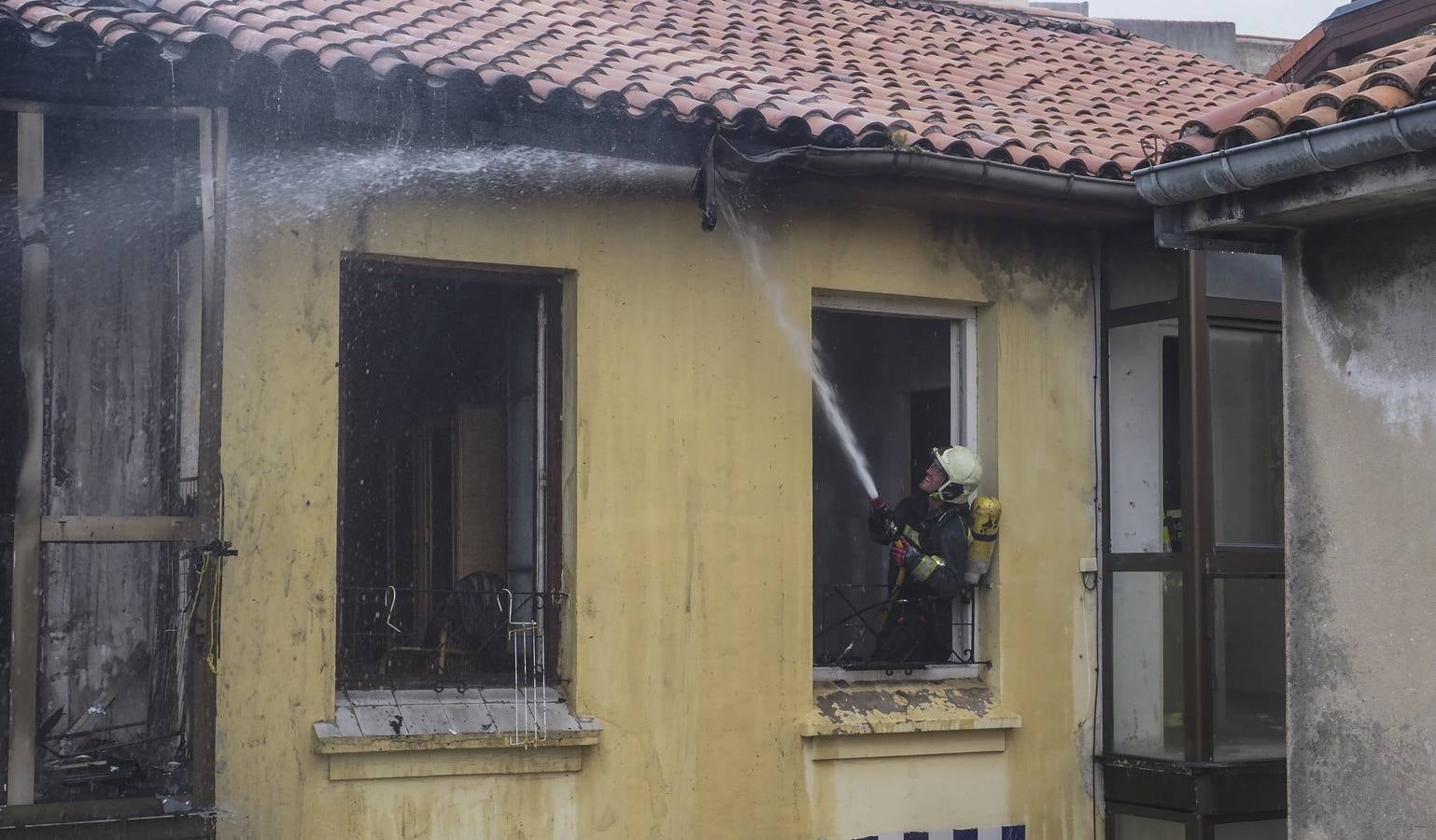 Fotos: Incendio en la calle San Sebastián de Santander