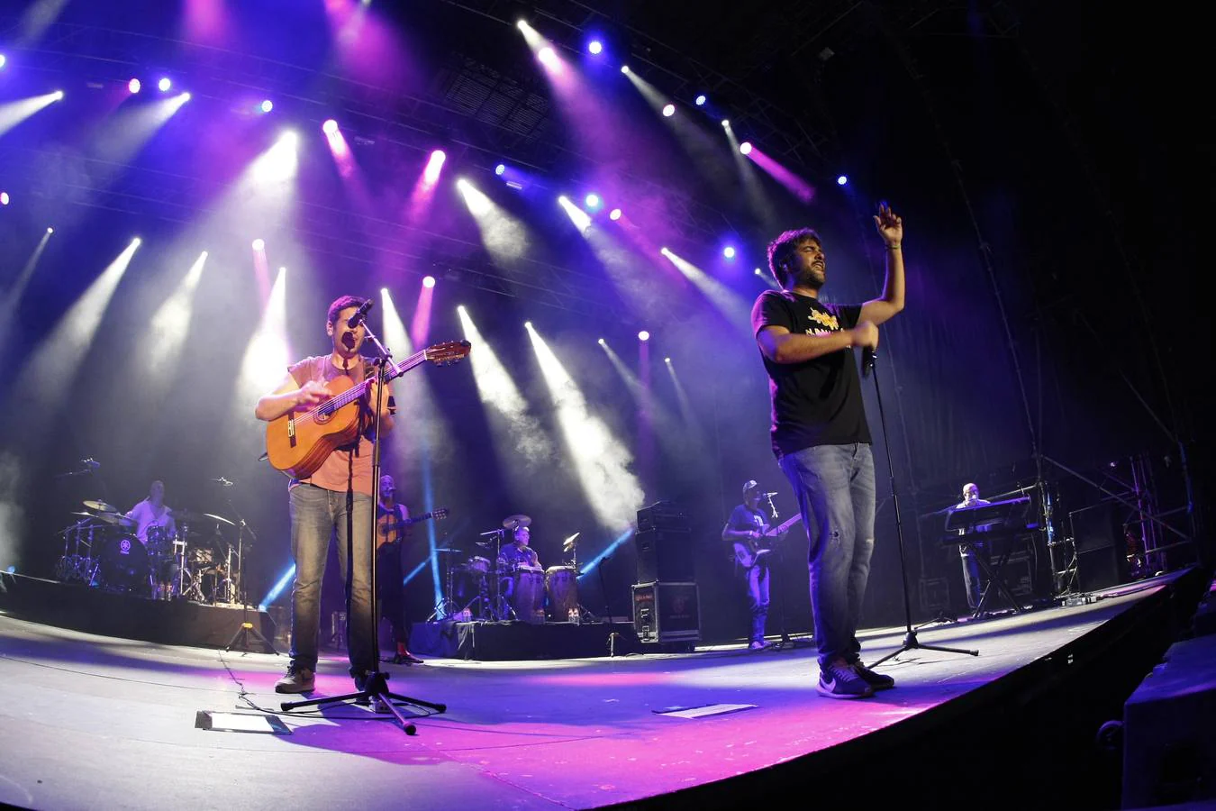 La cuarta jornada del festival Música en Grande 2018, que se celebró ayer en los Campos de El Malecón de Torrelavega, estuvo marcada por los ritmos y las canciones de dos grupos de referencia dentro del pop rock en la escena musical española, con los conciertos de Estopa y Bebe.