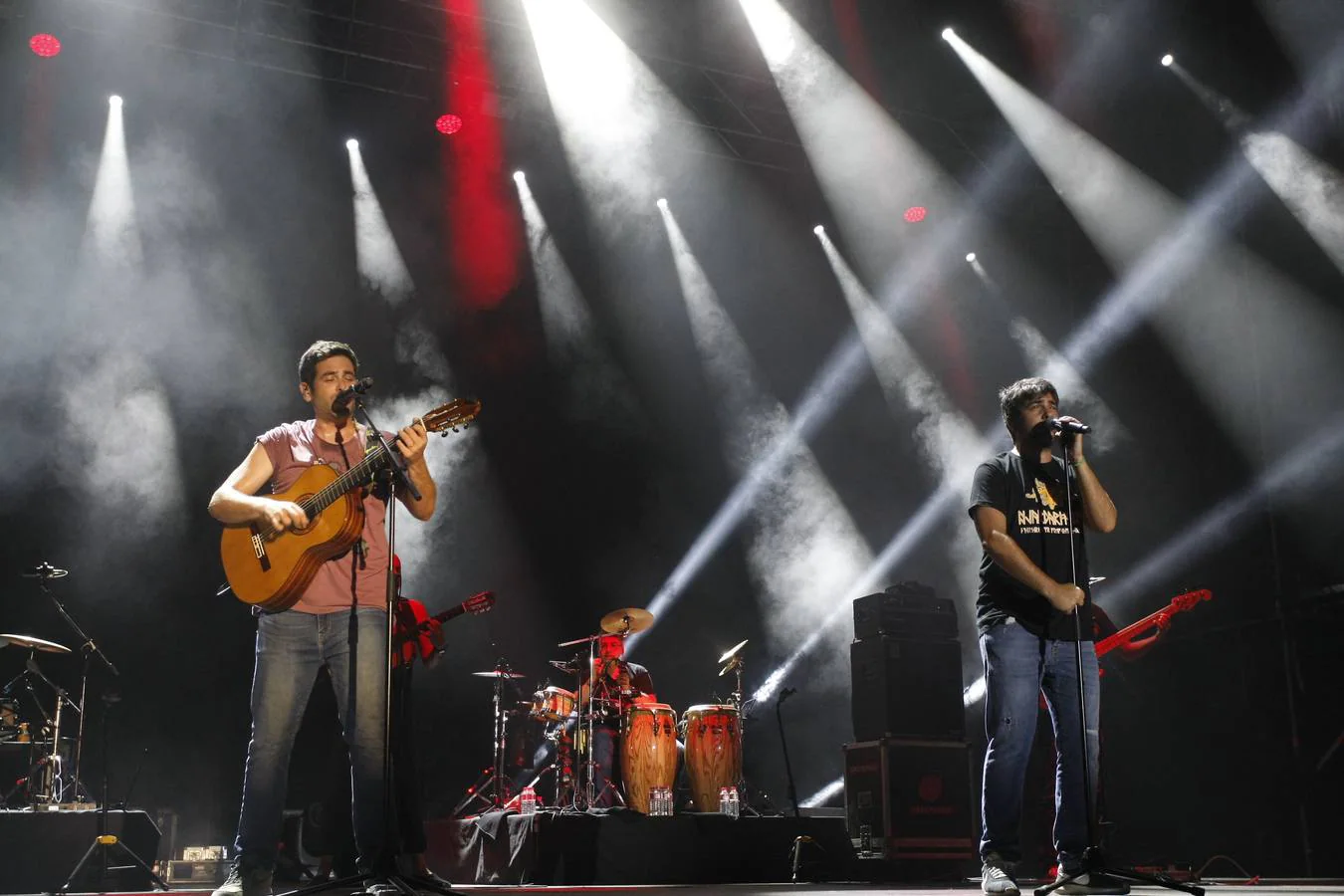 La cuarta jornada del festival Música en Grande 2018, que se celebró ayer en los Campos de El Malecón de Torrelavega, estuvo marcada por los ritmos y las canciones de dos grupos de referencia dentro del pop rock en la escena musical española, con los conciertos de Estopa y Bebe.