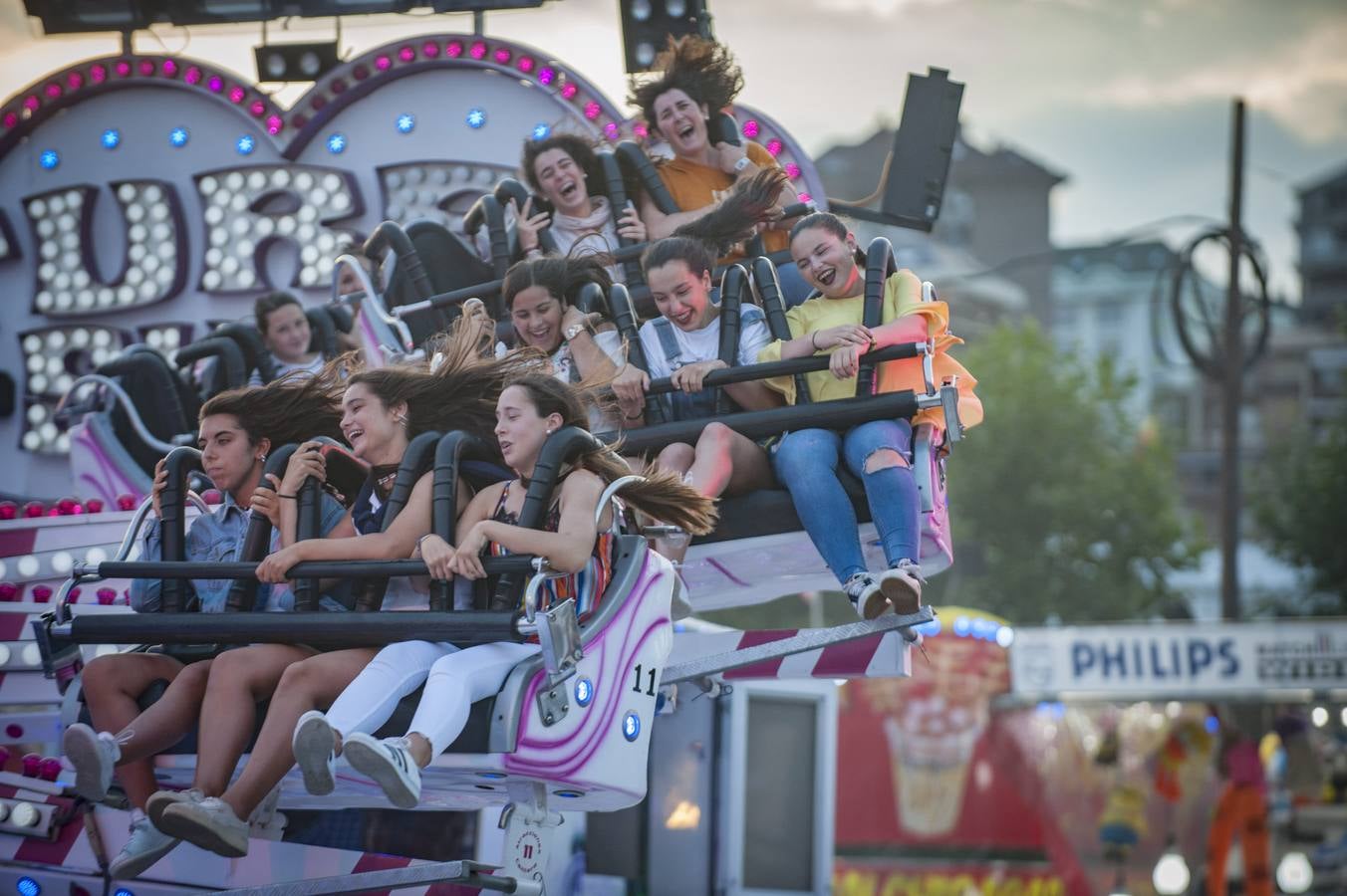 Frenesí, algodón de azúcar y reguetón dan vida a las tradicionales ferias un verano más