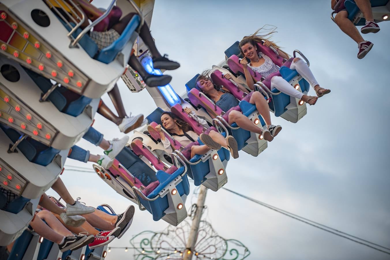 Frenesí, algodón de azúcar y reguetón dan vida a las tradicionales ferias un verano más