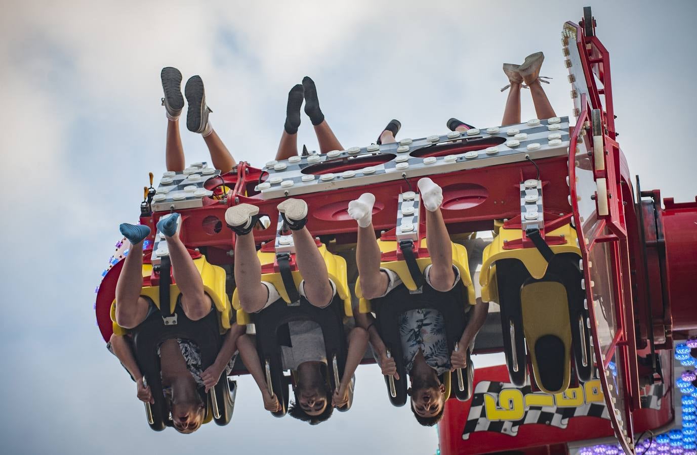 Frenesí, algodón de azúcar y reguetón dan vida a las tradicionales ferias un verano más