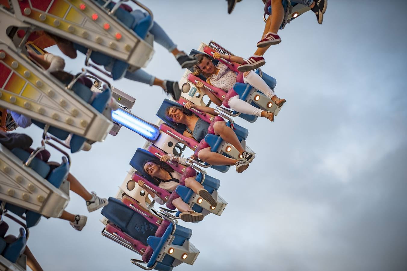 Frenesí, algodón de azúcar y reguetón dan vida a las tradicionales ferias un verano más