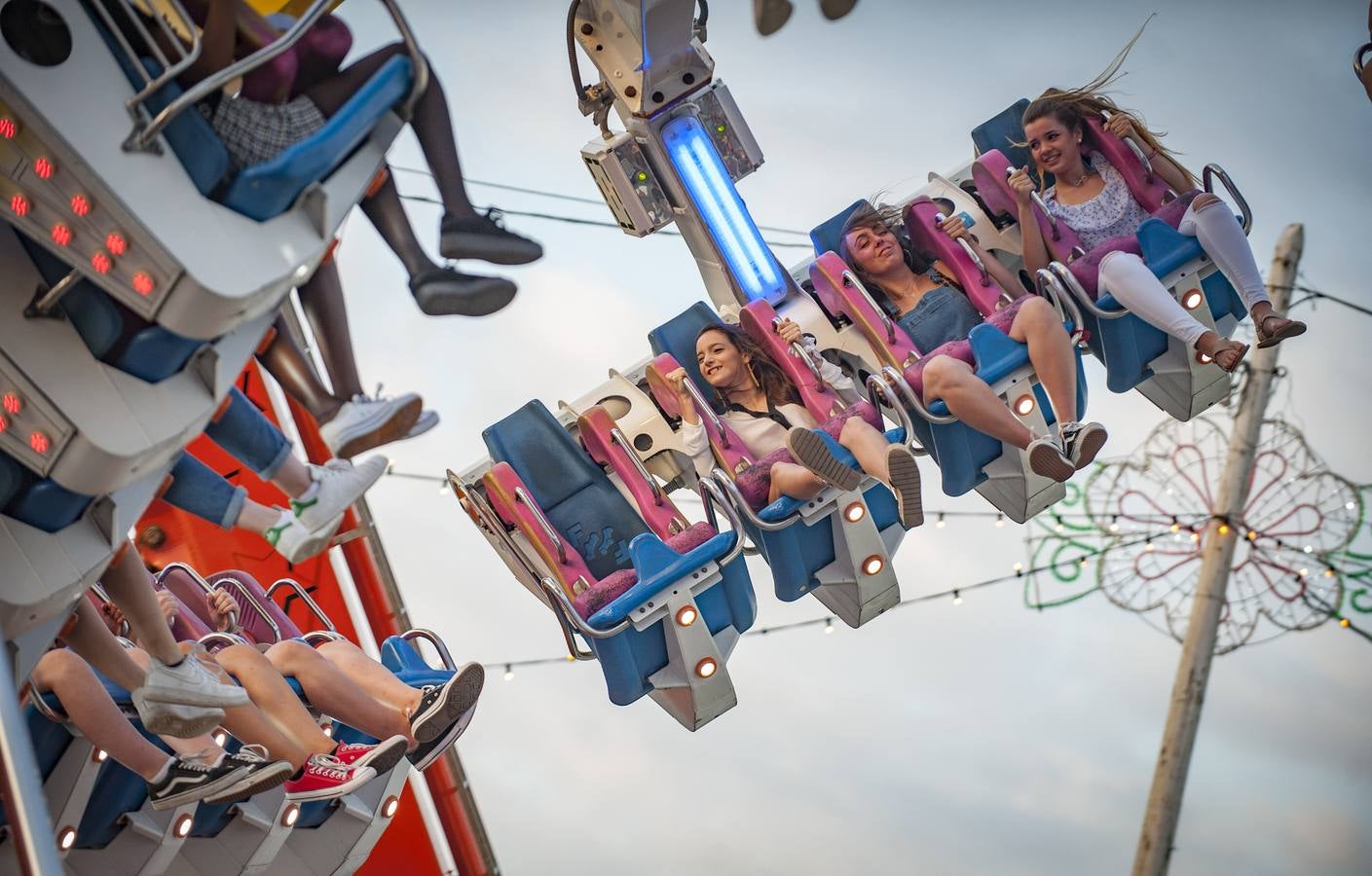 Frenesí, algodón de azúcar y reguetón dan vida a las tradicionales ferias un verano más