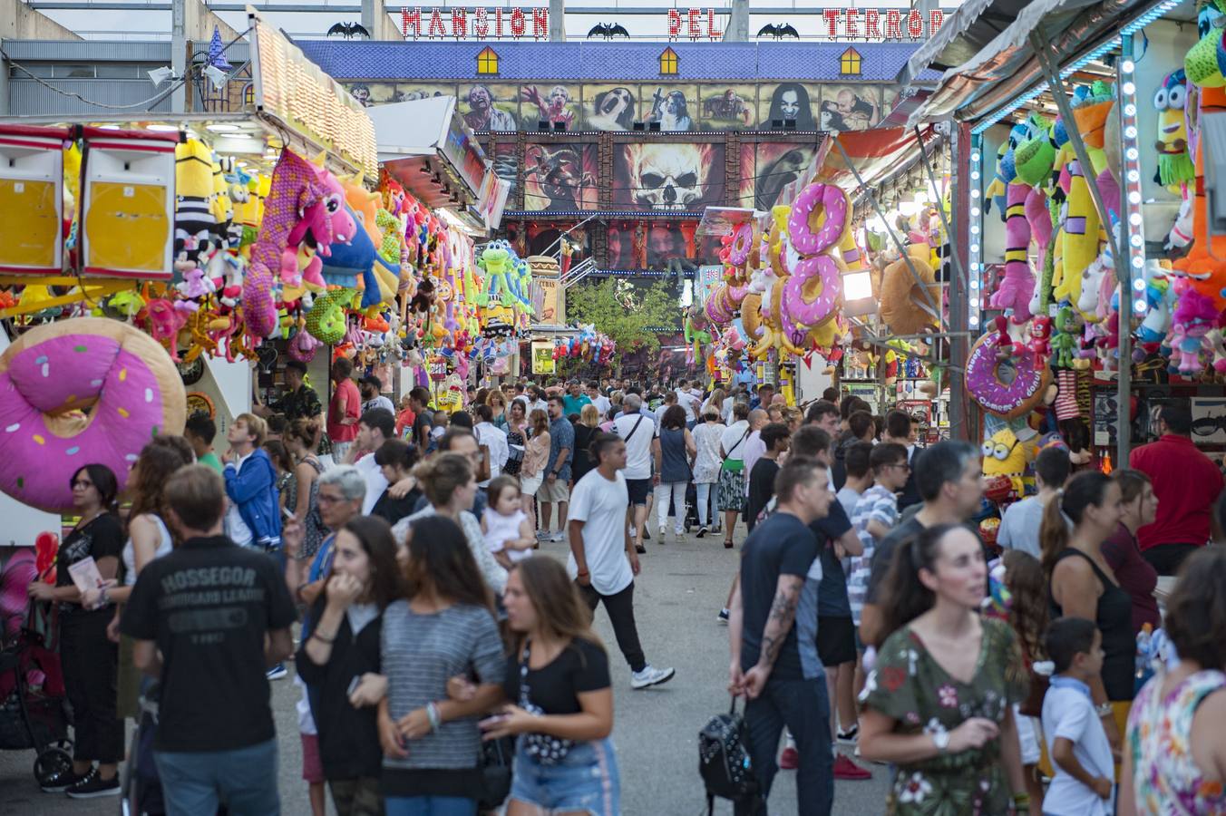Frenesí, algodón de azúcar y reguetón dan vida a las tradicionales ferias un verano más