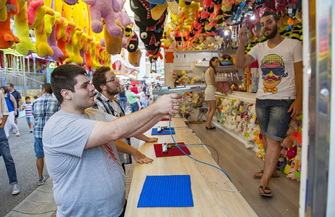 Frenesí, algodón de azúcar y reguetón dan vida a las tradicionales ferias un verano más