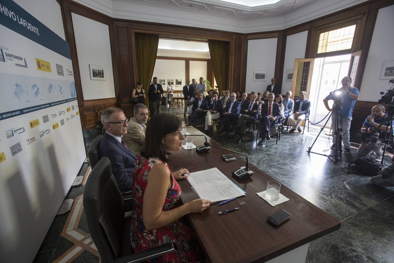 César Díaz, concejal de Urbanismo; Ricardo Martí, presidente del patronato del Museo; Manuel Borja-Villel, director del Reina Sofía; Pablo Zuloaga, delegado del Gobierno; José Guirao, ministro de Cultura; Gema Igual, alcaldesa de Santander; José María Lafuente, artífice del Archivo; y Míriam Díaz, concejala de Cultura.