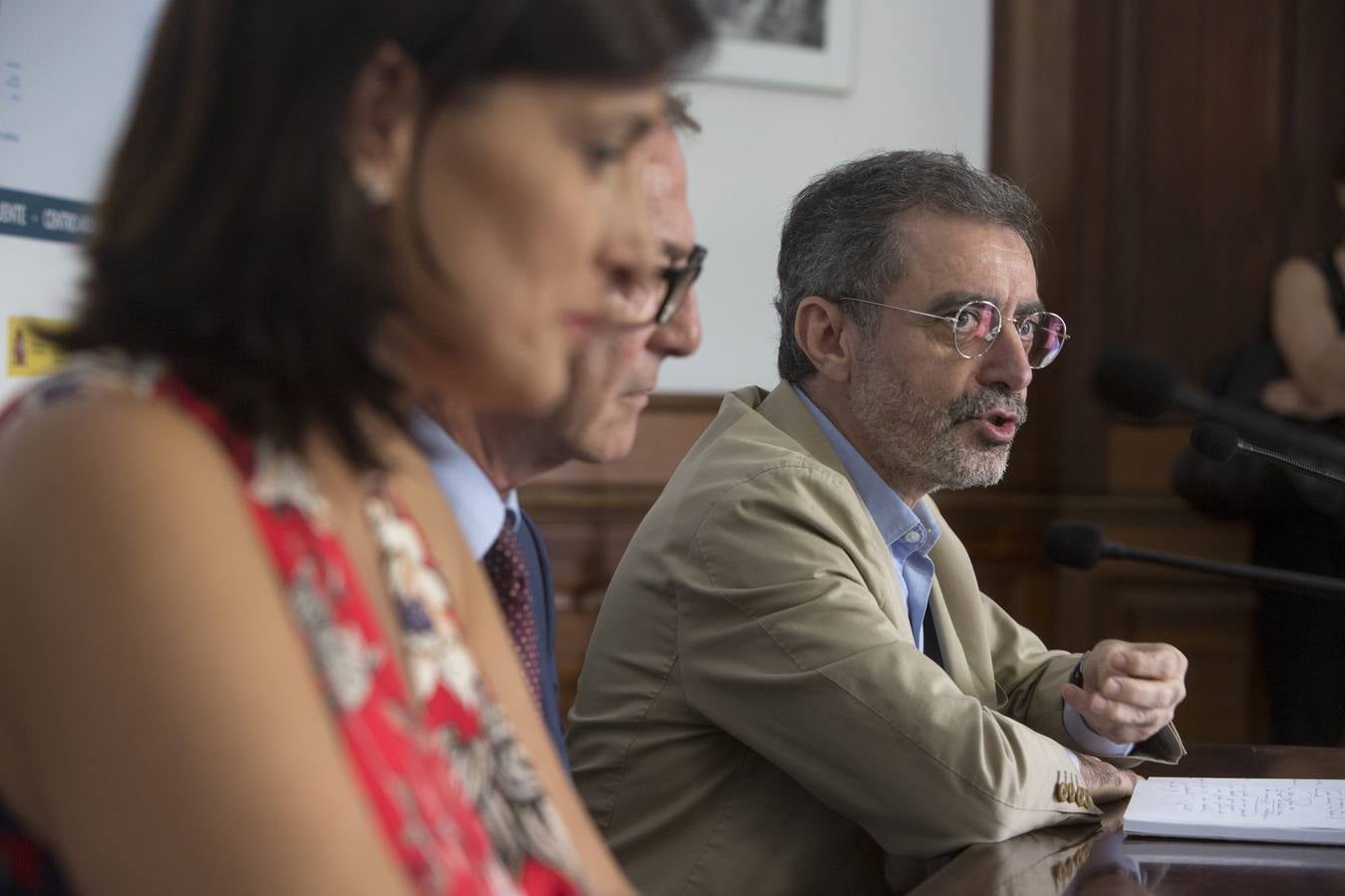 César Díaz, concejal de Urbanismo; Ricardo Martí, presidente del patronato del Museo; Manuel Borja-Villel, director del Reina Sofía; Pablo Zuloaga, delegado del Gobierno; José Guirao, ministro de Cultura; Gema Igual, alcaldesa de Santander; José María Lafuente, artífice del Archivo; y Míriam Díaz, concejala de Cultura.