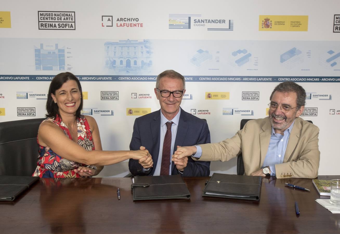 César Díaz, concejal de Urbanismo; Ricardo Martí, presidente del patronato del Museo; Manuel Borja-Villel, director del Reina Sofía; Pablo Zuloaga, delegado del Gobierno; José Guirao, ministro de Cultura; Gema Igual, alcaldesa de Santander; José María Lafuente, artífice del Archivo; y Míriam Díaz, concejala de Cultura.