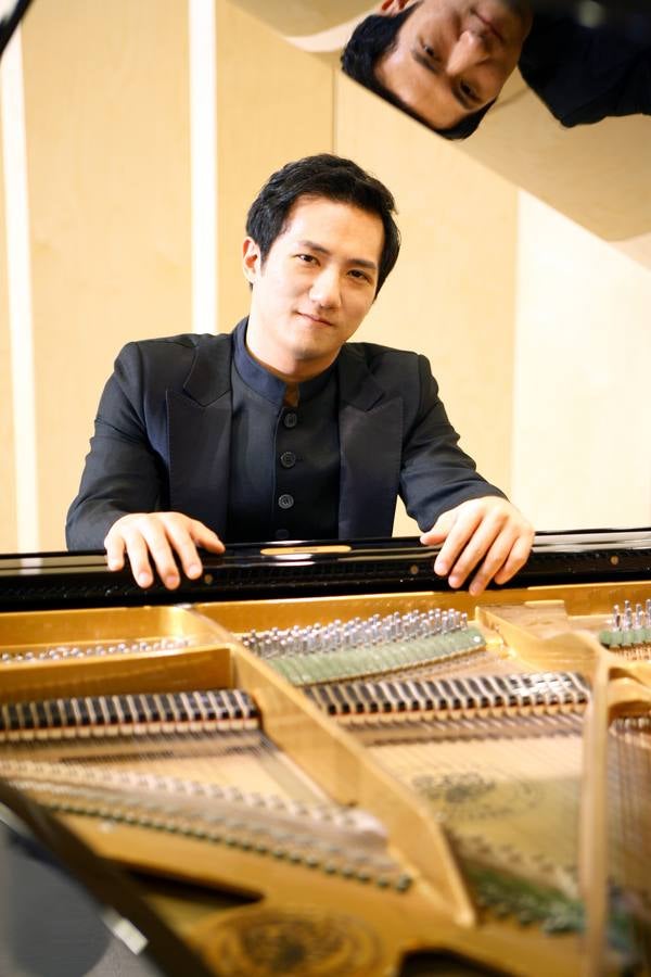 IAN YUNGWOOK YOO (Corea del Sur, 1977): Ian se dio a conocer a nivel internacional cuando obtuvo por unanimidad el Primer Premio del XIII Concurso Internacional de Piano de Santander Paloma O’Shea en 1998. Desde entonces, ha actuado en más de 20 países en todo el mundo y ha lanzado un disco bajo la etiqueta Naxos, dedicado a las transcripciones para piano de Franz Liszt. Yoo también ha sido galardonado en otros concursos internacionales como el Concurso Richter en Moscú, Viana da Motta en Portugal, el International E-Competition en Estados Unidos, el Concurso de Música de Montreal en Canadá y el II Concurso Beethoven en Bonn, en el que recibió el primer premio (2007). Yoo ha actuado con importantes orquestas como la Sinfónica de San Petersburgo, las orquestas nacionales de Francia y España y la Sinfónica de Dresde, bajo la batuta de notables directores como James Conlon, Sergio Comissiona, Pinchas Steinberg, López Cobos, Rafael F. de Burgos y Víctor Pablo Pérez. Yungwook nació en 1977 en Seúl, Corea, donde comenzó sus estudios musicales ofreciendo su primer recital a los 10 años. Recibió varias becas para formarse en su país y en los Estados Unidos. En 1996, se matriculó en la Juilliard School en el estudio de Martin Canin. En 1997 se trasladó al estudio de Jerome Lowenthal y se licenció en 2001. Desde 2002 estudió con Solomon Mikowsky en la Manhattan Music School, donde obtuvo el grado de Maestro de Música en 2004. Desde 2009, Yoo es profesor en la Universidad de Yonsei en Corea.