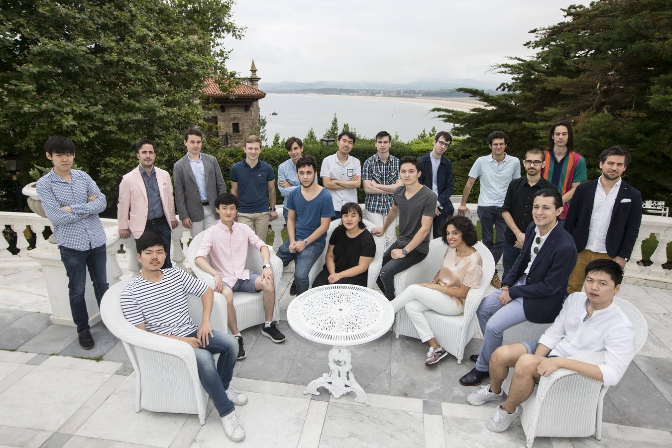 Imágenes de la inauguración del certamen, de los miembros del jurado y de los veinte participantes en el Concurso de Piano