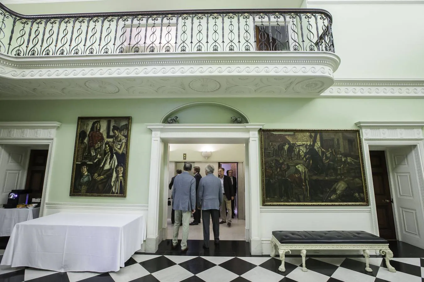 El arquitecto David Chipperfield visitó junto a la presidenta de la entidad, Ana Botín, y la alcaldesa Gema Igual el edificio que albergará la colección de arte de la institución y que abrirá sus estancias al público