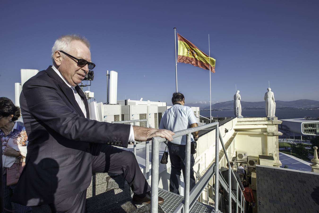 El arquitecto David Chipperfield visitó junto a la presidenta de la entidad, Ana Botín, y la alcaldesa Gema Igual el edificio que albergará la colección de arte de la institución y que abrirá sus estancias al público