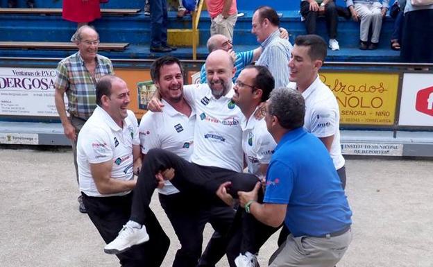 Los integrantes de Peñacastillo mantean a su capitán, Rubén Rodríguez, tras el título conseguido en la Carmelo Sierra. 