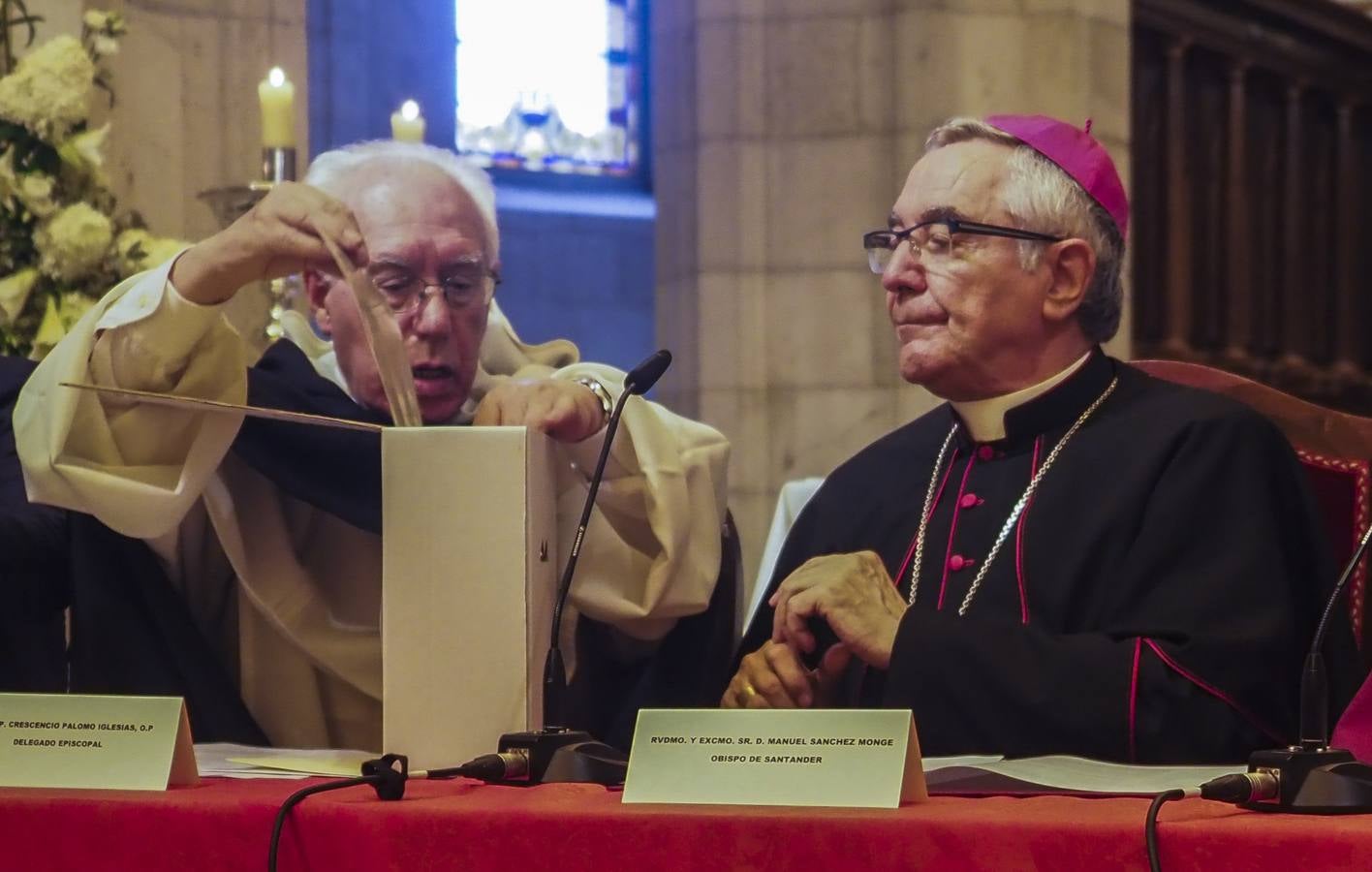 El obispo de Santander, Manuel Sáchez Monge, preside en la Catedral de Santander el acto oficial de la clausura del proceso abierto, en lo concerniente al ámbito de la Diócesis, para declarar a 79 mártires de persecución religiosa «por no renunciar a su fe» durante el primer año de la Guerra Civil española.