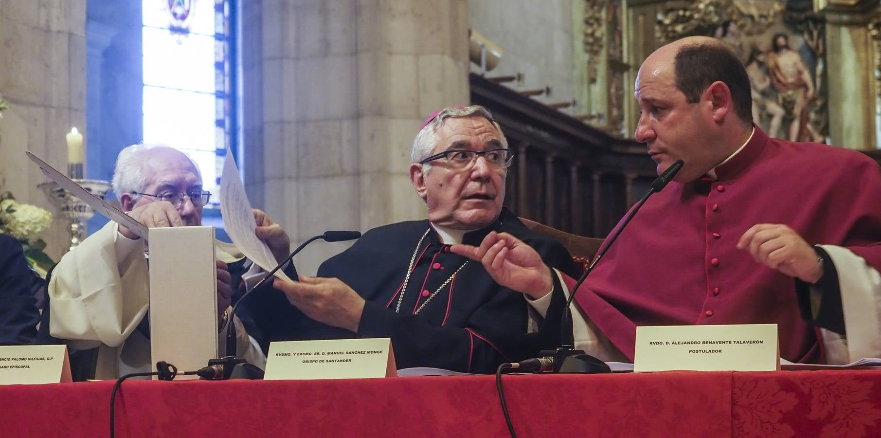 El obispo de Santander, Manuel Sáchez Monge, preside en la Catedral de Santander el acto oficial de la clausura del proceso abierto, en lo concerniente al ámbito de la Diócesis, para declarar a 79 mártires de persecución religiosa «por no renunciar a su fe» durante el primer año de la Guerra Civil española.