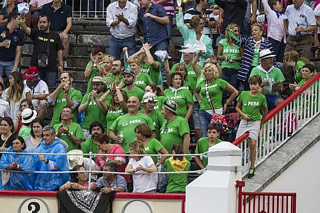 Las peñas han sido las encargadas de dar color a la ciudad durante toda la Semana Grande. En la imagen, la Peña La Pera.
