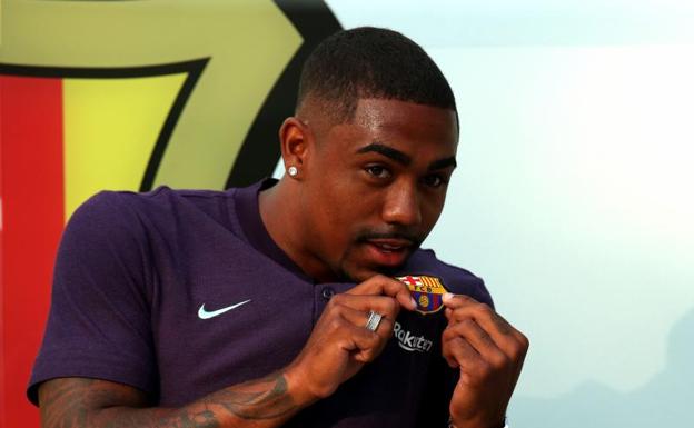 Malcom besa el escudo del Barcelona. 