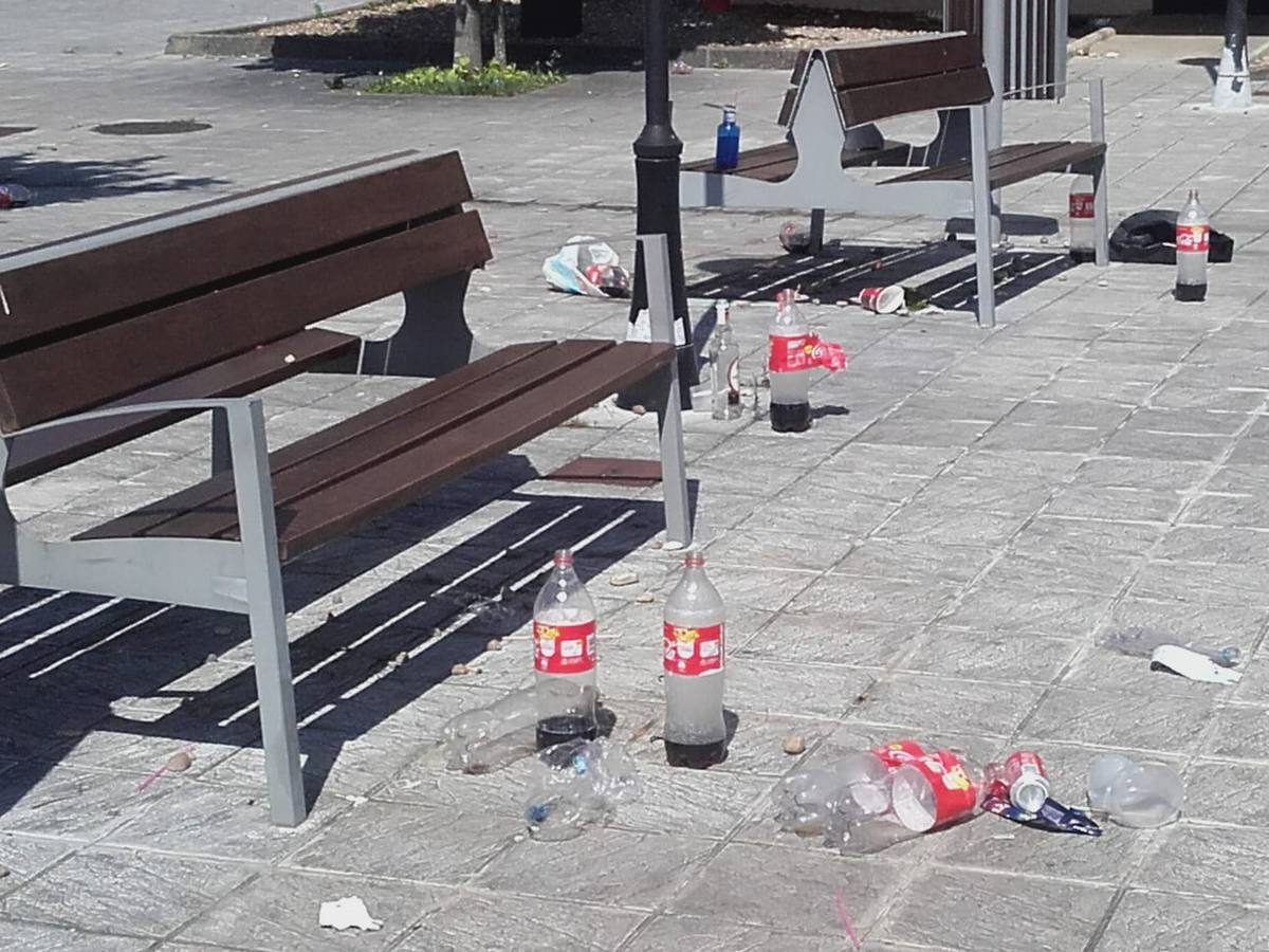 La zona del campus amaneció el domingo inundada de botellas, cristales y desperdicios, además de varios bancos y farolas destrozados