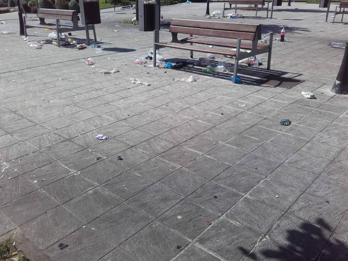 La zona del campus amaneció el domingo inundada de botellas, cristales y desperdicios, además de varios bancos y farolas destrozados