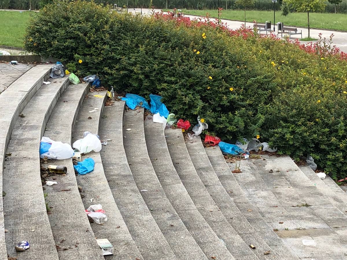 La zona del campus amaneció el domingo inundada de botellas, cristales y desperdicios, además de varios bancos y farolas destrozados