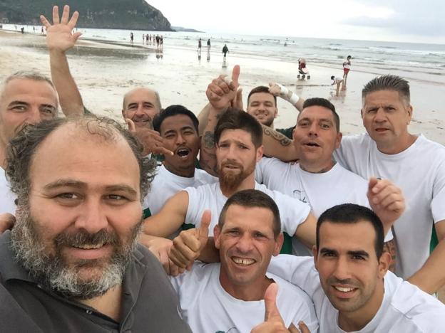 El primer partido. Un grupo de internos posa con Chucho (a la izquierda), el entrenador, en la playa de Berria donde jugaron al rugby. :