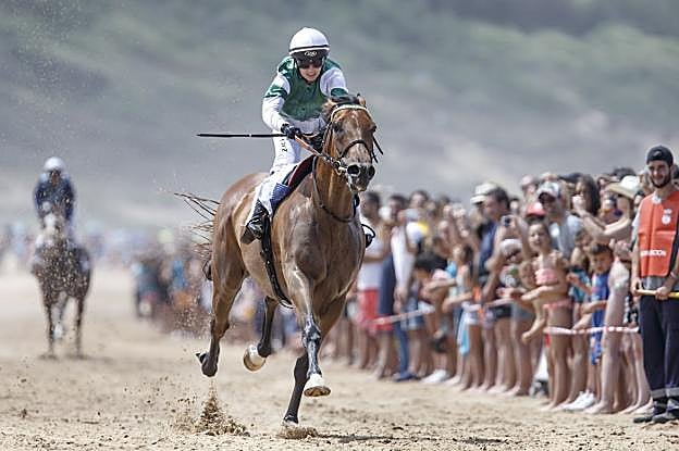 Cristina Pérez dirige a 'Eighteen Poems' hacia la victoria en el Derby de Loredo. Su triunfo es el primero de una amazona en la prueba reina de la jornada. 
