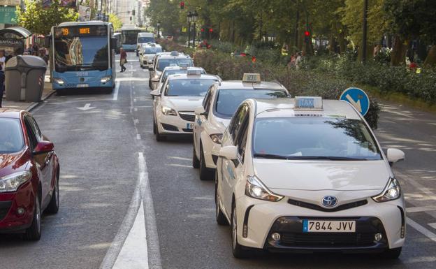 Los taxistas, de marcha a 20 km/h por el centro de Santander.