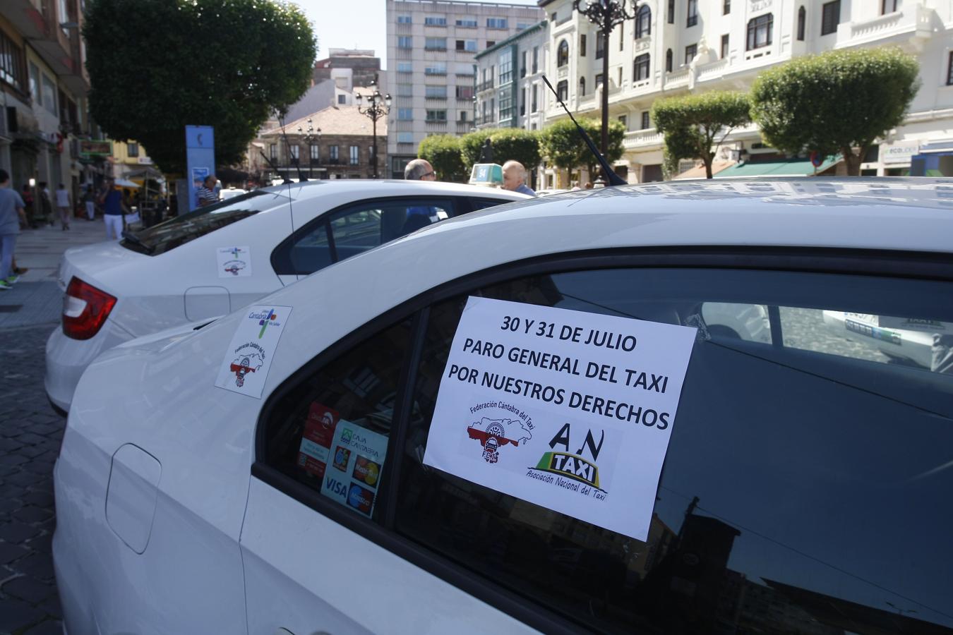 Fotos: Los taxistas también protestan en Torrelavega, con una marcha lenta por la ciudad