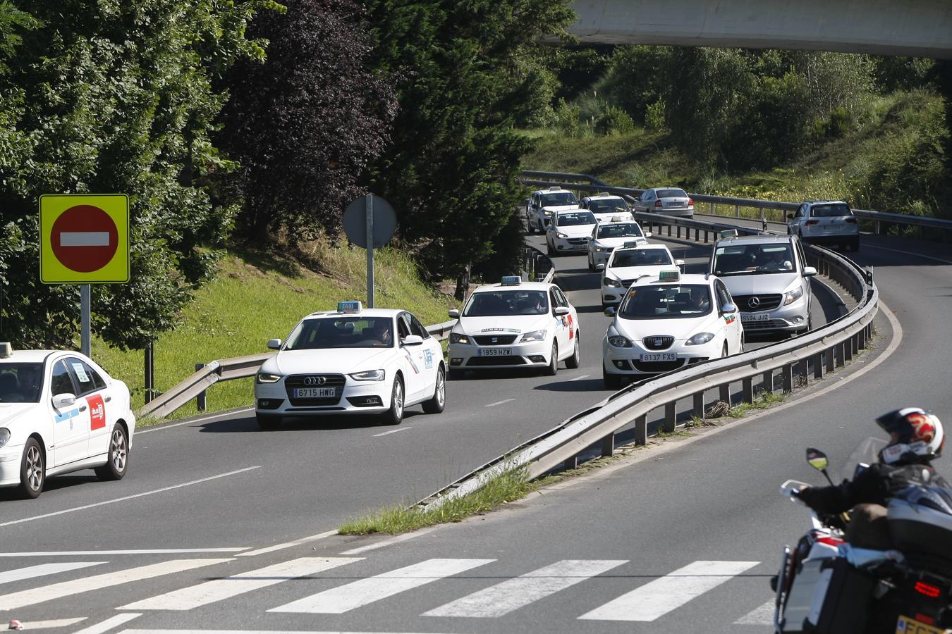 Fotos: Los taxistas también protestan en Torrelavega, con una marcha lenta por la ciudad