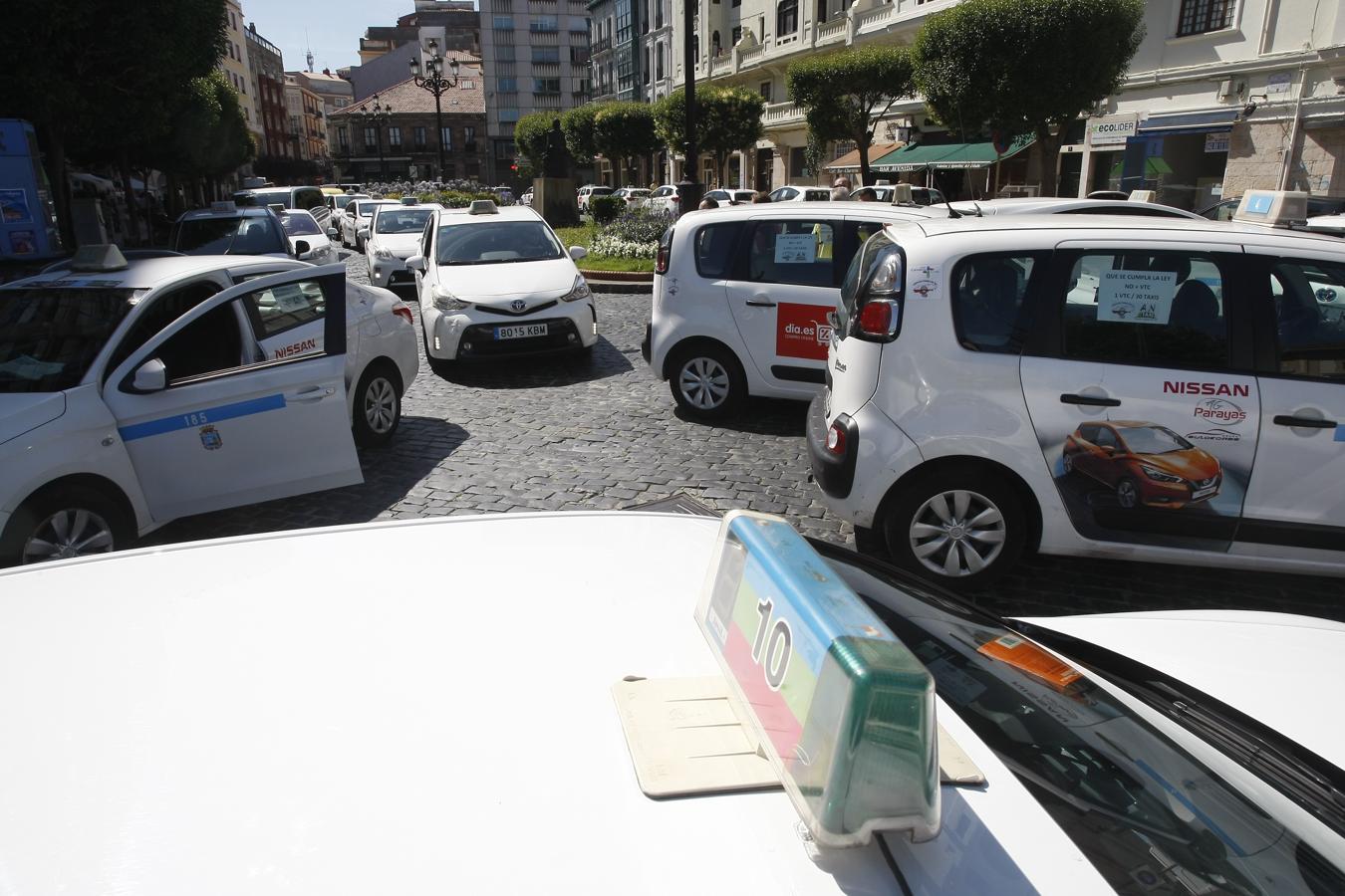 Fotos: Los taxistas también protestan en Torrelavega, con una marcha lenta por la ciudad