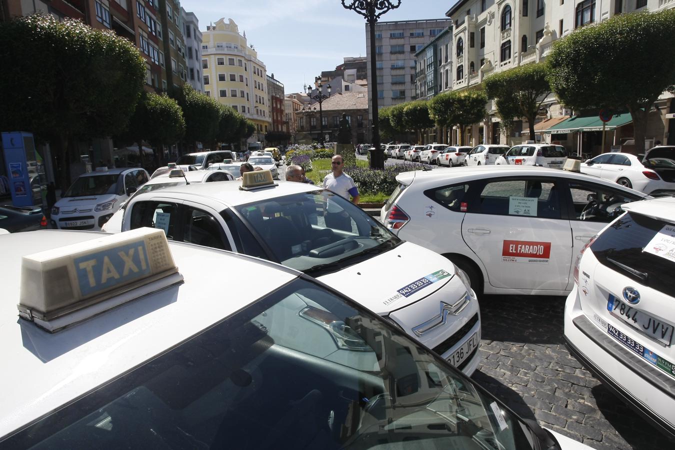 Fotos: Los taxistas también protestan en Torrelavega, con una marcha lenta por la ciudad
