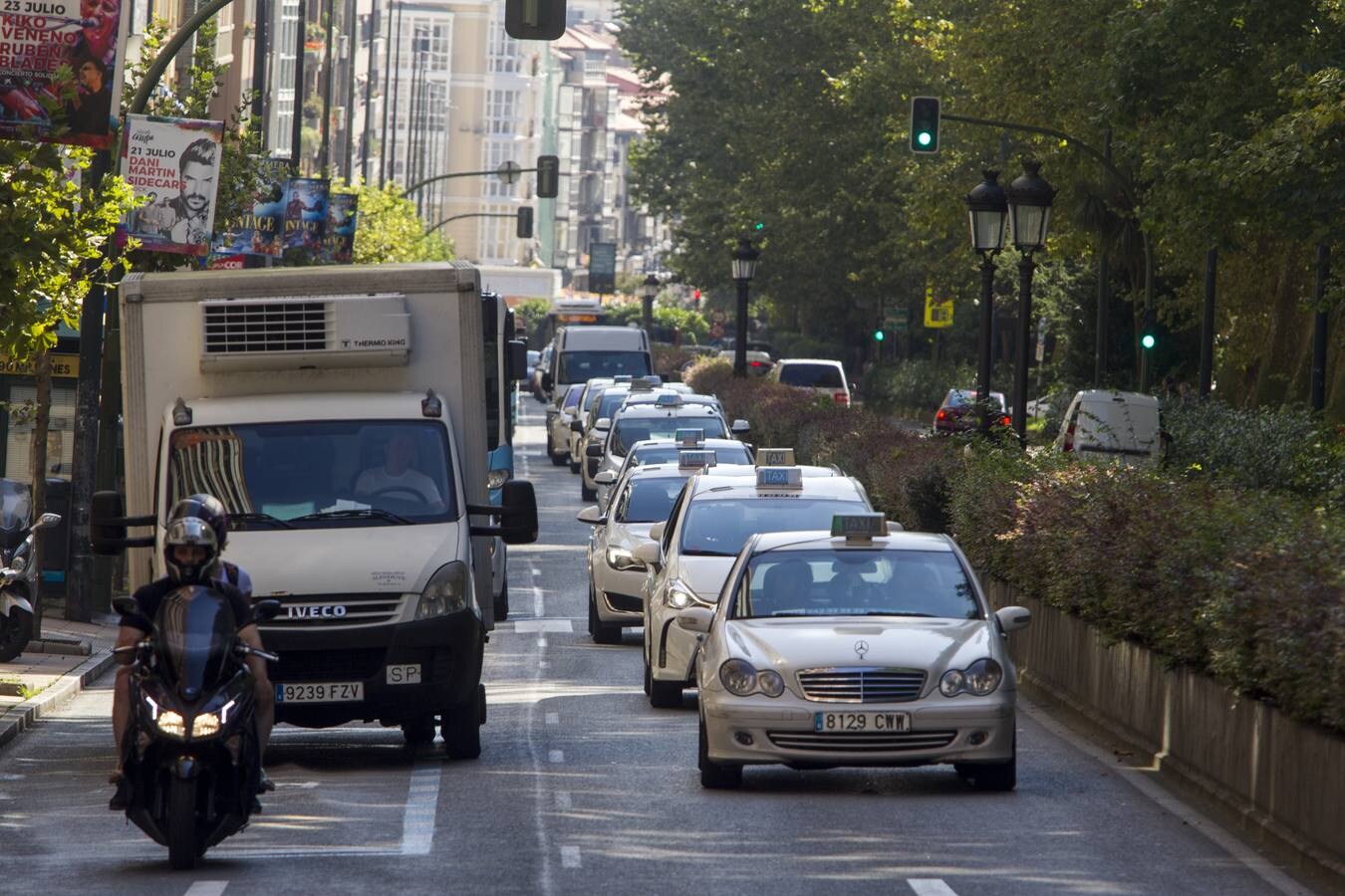 Los taxistas cántabros se han sumado a la huelga convocada a nivel estatal para reivindicar la limitación de las licencias de VTC (alquiler de vehículos con conductor). Hay concentraciones de taxis en el aeropuerto y en las estaciones de Santander.