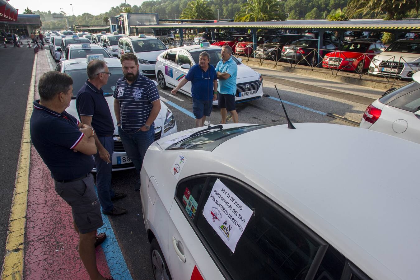 Los taxistas cántabros se han sumado a la huelga convocada a nivel estatal para reivindicar la limitación de las licencias de VTC (alquiler de vehículos con conductor). Hay concentraciones de taxis en el aeropuerto y en las estaciones de Santander.