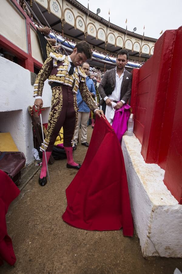 El fotoperiodista de El Diario Montañés Javier Cotera resume la Feria de Santiago en 25 imágenes que recorren los lances fundamentales de una corrida. Fotografías que descubren la tensión de los diestros antes de pisar el ruedo, la emoción del público ante una buena faena o la fuerza del toro sobre la arena antes de recibir la primera herida. 